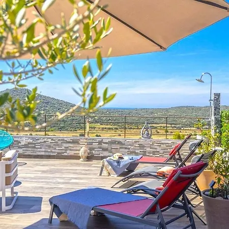 2f Avec Piscine Privee, Vue Et Montagne * Belgodère