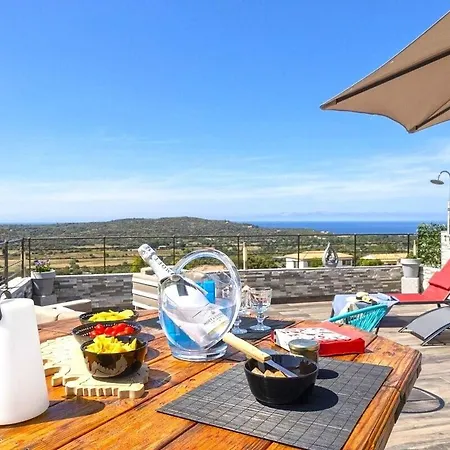 2f Avec Piscine Privee, Vue Et Montagne
