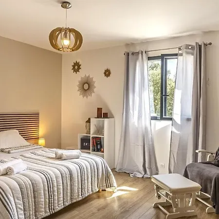 2f Avec Piscine Privee, Vue Et Montagne *