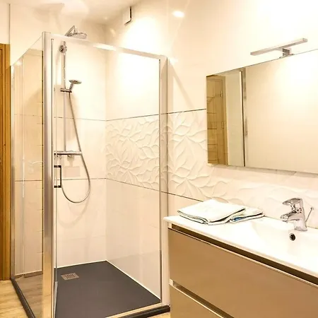 2f Avec Piscine Privee, Vue Et Montagne *